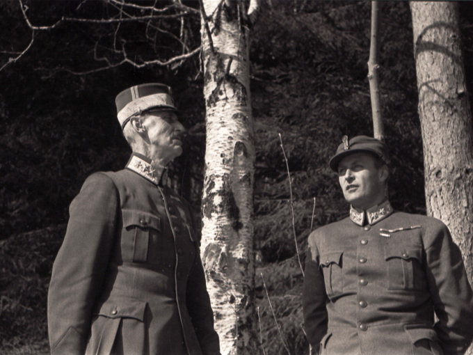 Kong Haakon og Kronprins Olav søker dekning for flyangrep utenfor Molde. Foto: Per Bratland, Nina Bratlands arkiv